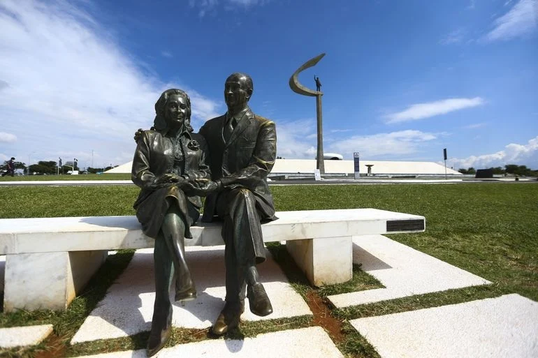 estatua JK